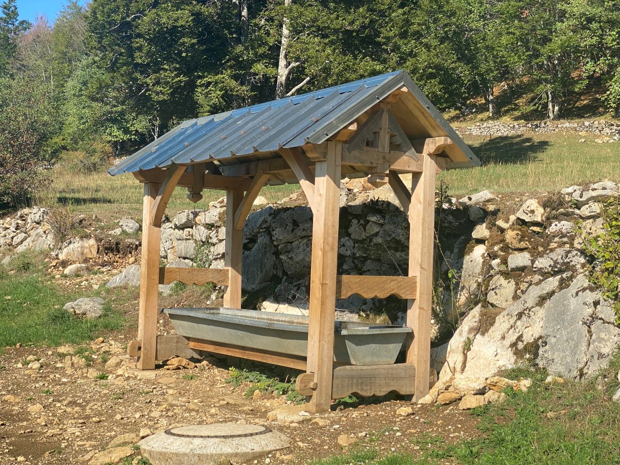 Détail 3 — abri d'abreuvoir adossé à la roche