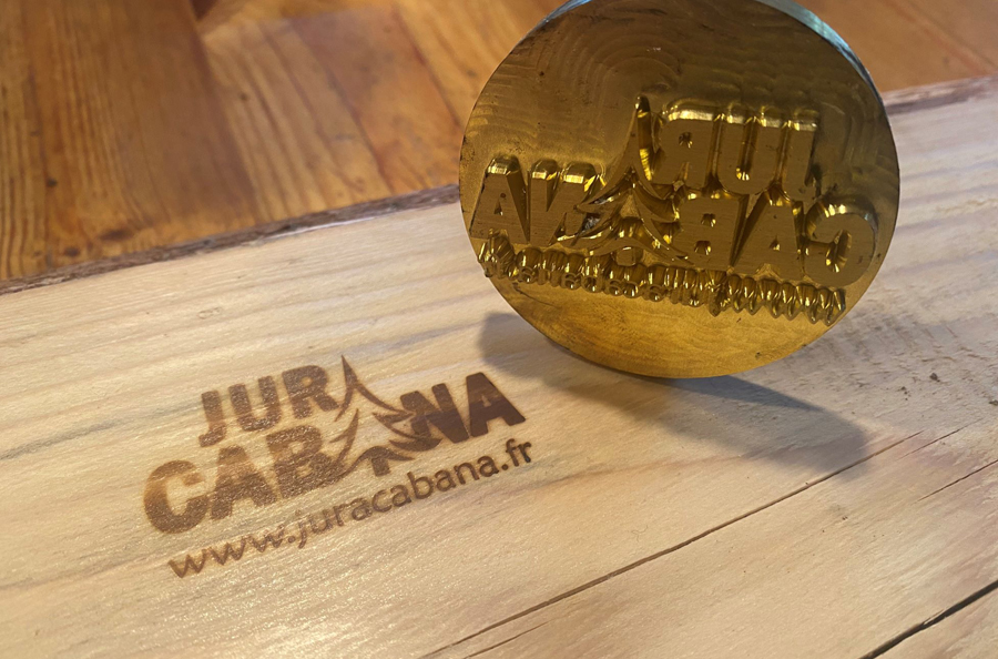 Fer à marquer Jura Cabana sur planche d'épicéa