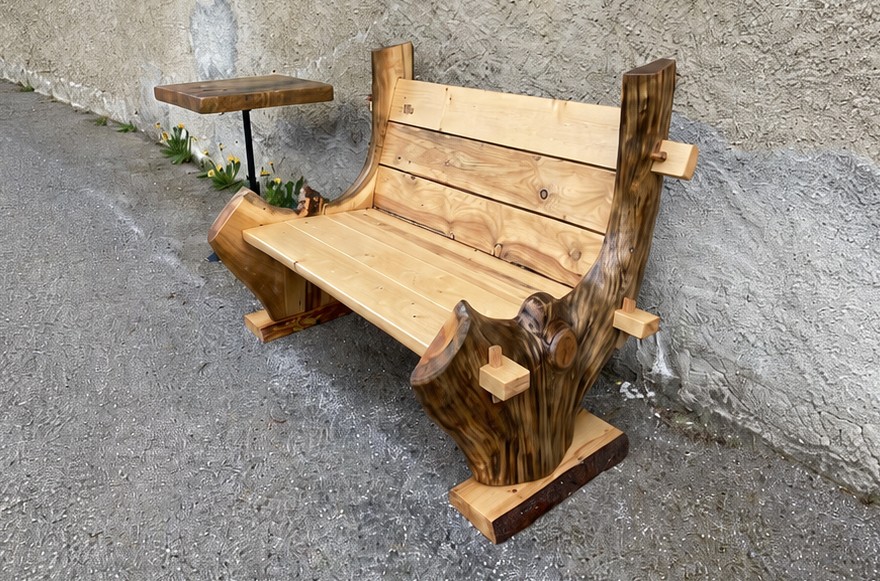 Banc en tronc d'épicéa et sa table