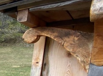Détail 2 — corbeau sculpté sous l'avant-toit