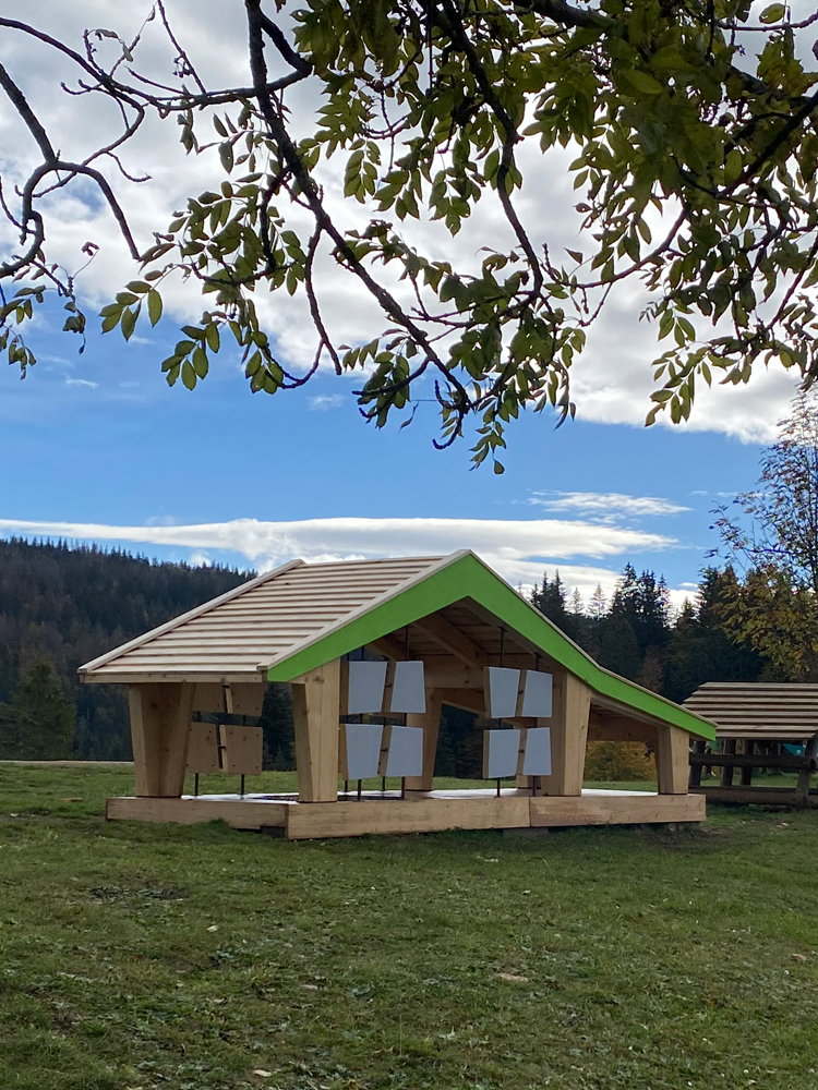 Perchoir — cabane pour enfants au toit vert, prairie du Jura