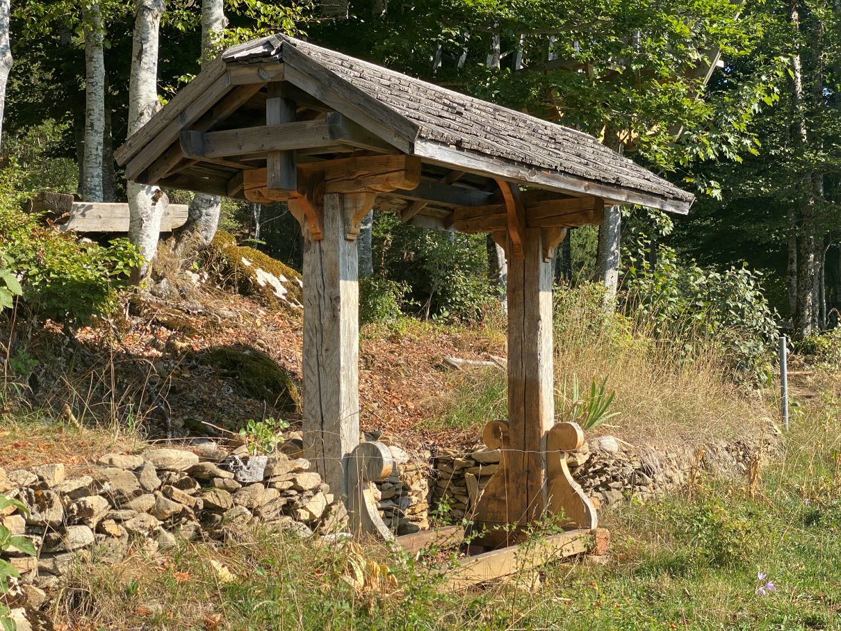Détail 1 — porche couvert sur muret de pierres sèches