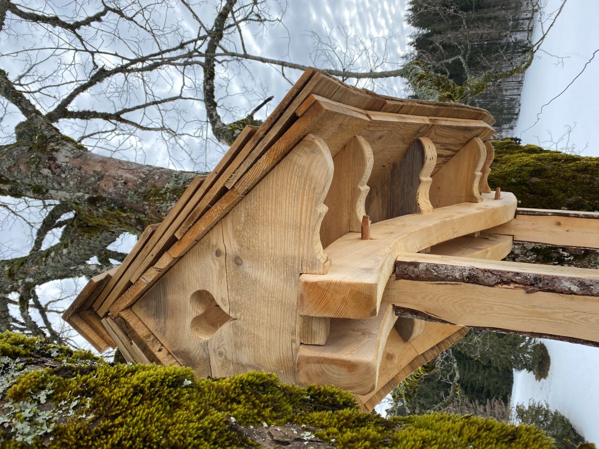 Détail 3 — toit au cœur sculpté